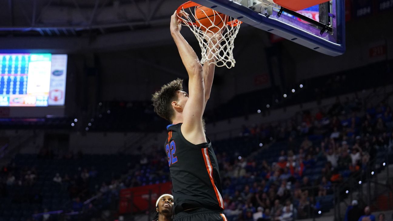 7-foot-9 Florida C Olivier Rioux dunks for first field goal